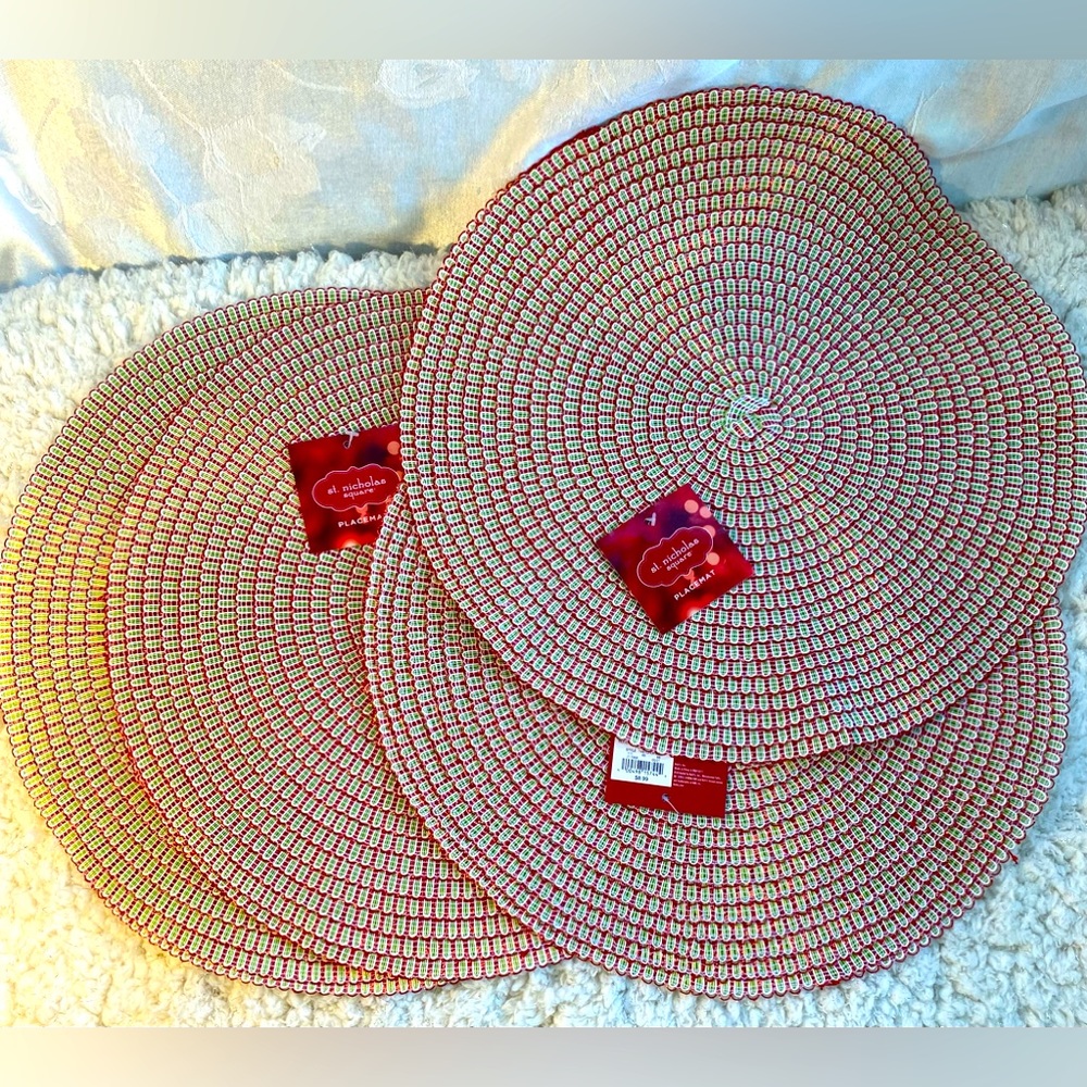 ST. NICHOLAS HOLIDAY SQUARE 4-Pc DECORATIVE CHRISTMAS PLACEMATS